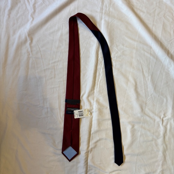 Tommy Hilfiger Burgundy Red Textured Tie – NWT – $65 Retail - Picture 3 of 7